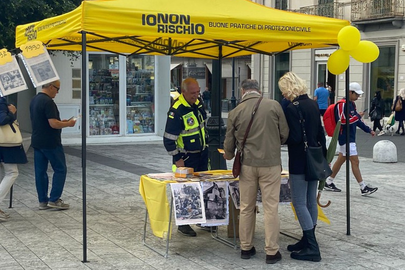 Volontari e cittadini in una piazza Io non rischio