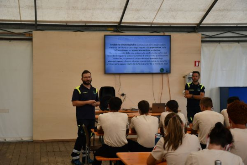 Ragazzi nel campo scuola ANA